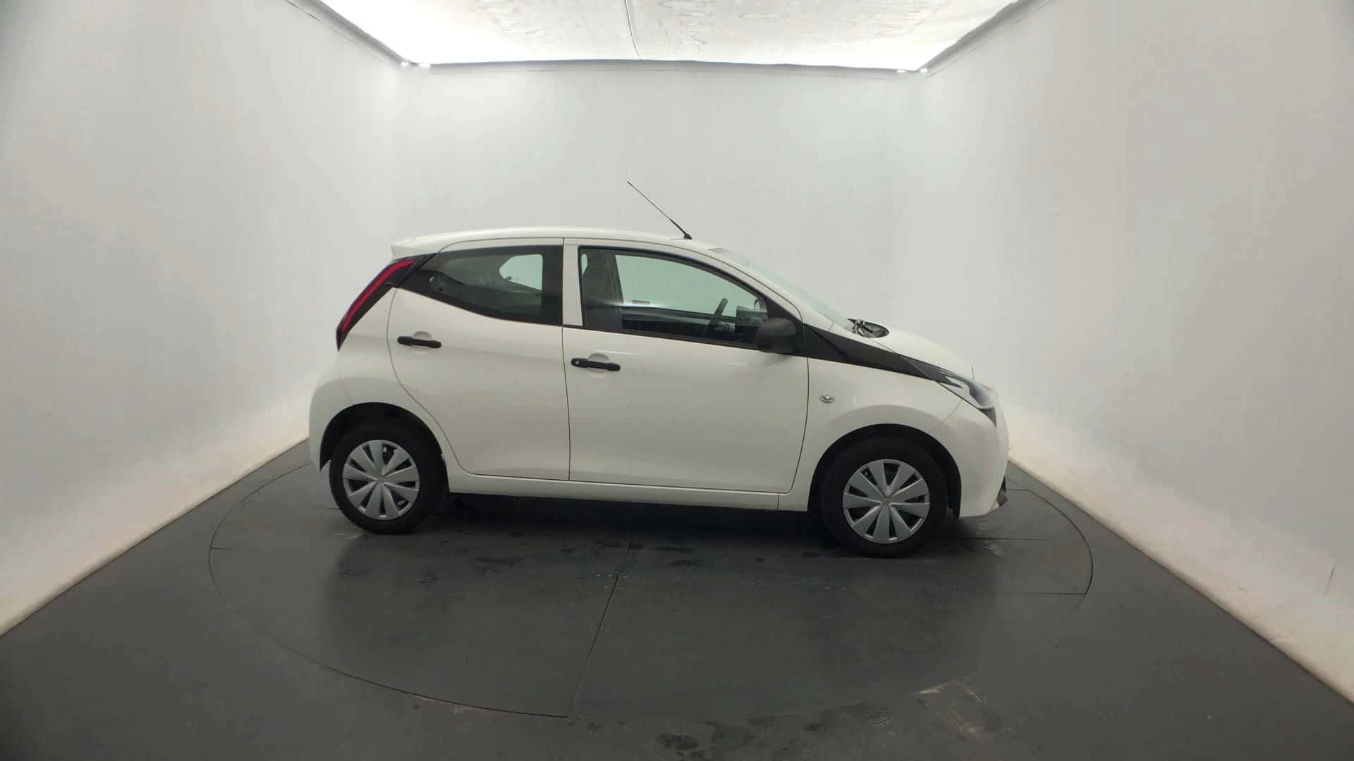 Aygo 1.0 VVT-i x-play, TOYOTA · 2021 · 26880 km · Essence à Miramas — photo 1