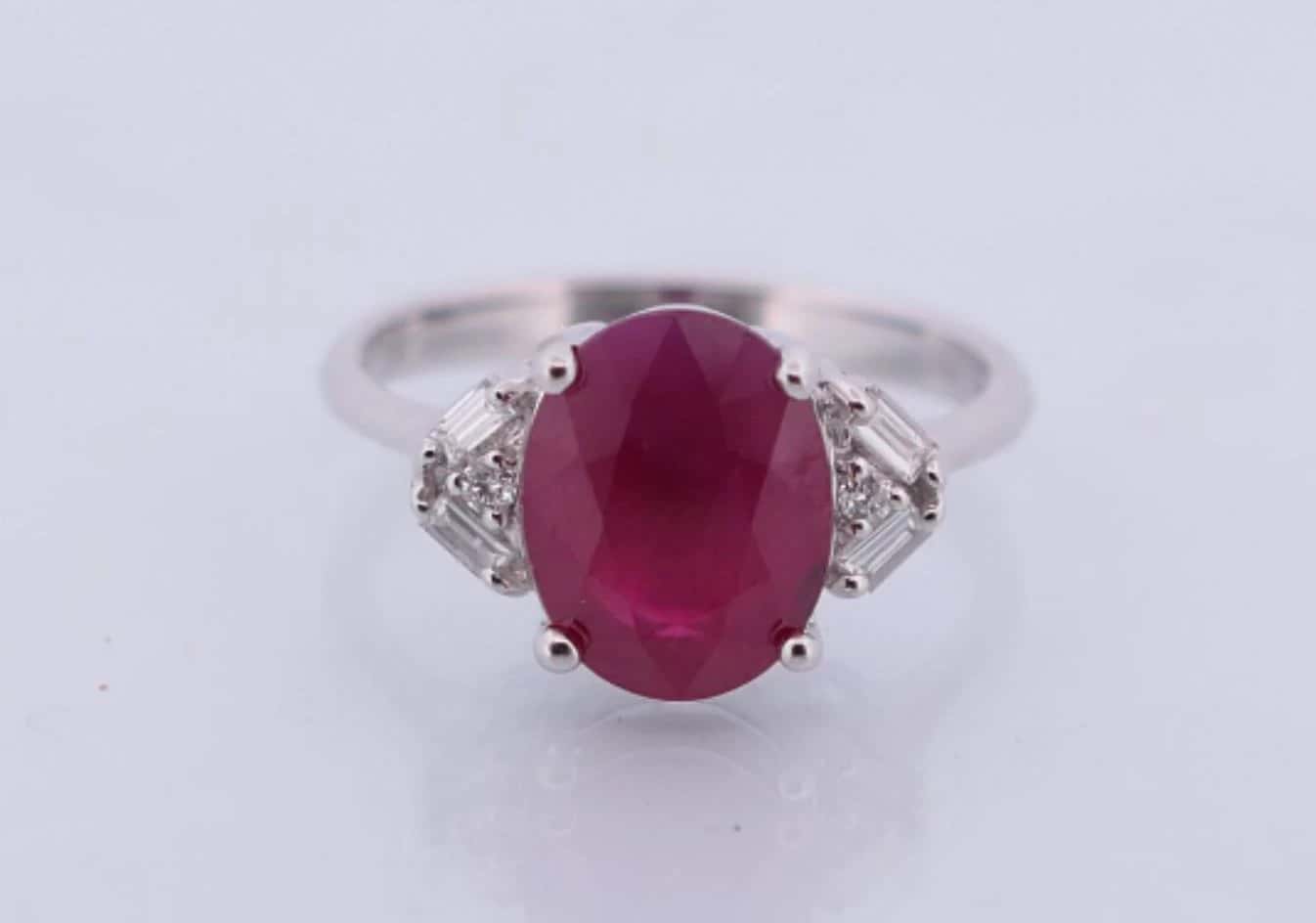 Bague en or blanc 750‰ 18K orné d'un Rubis Birman