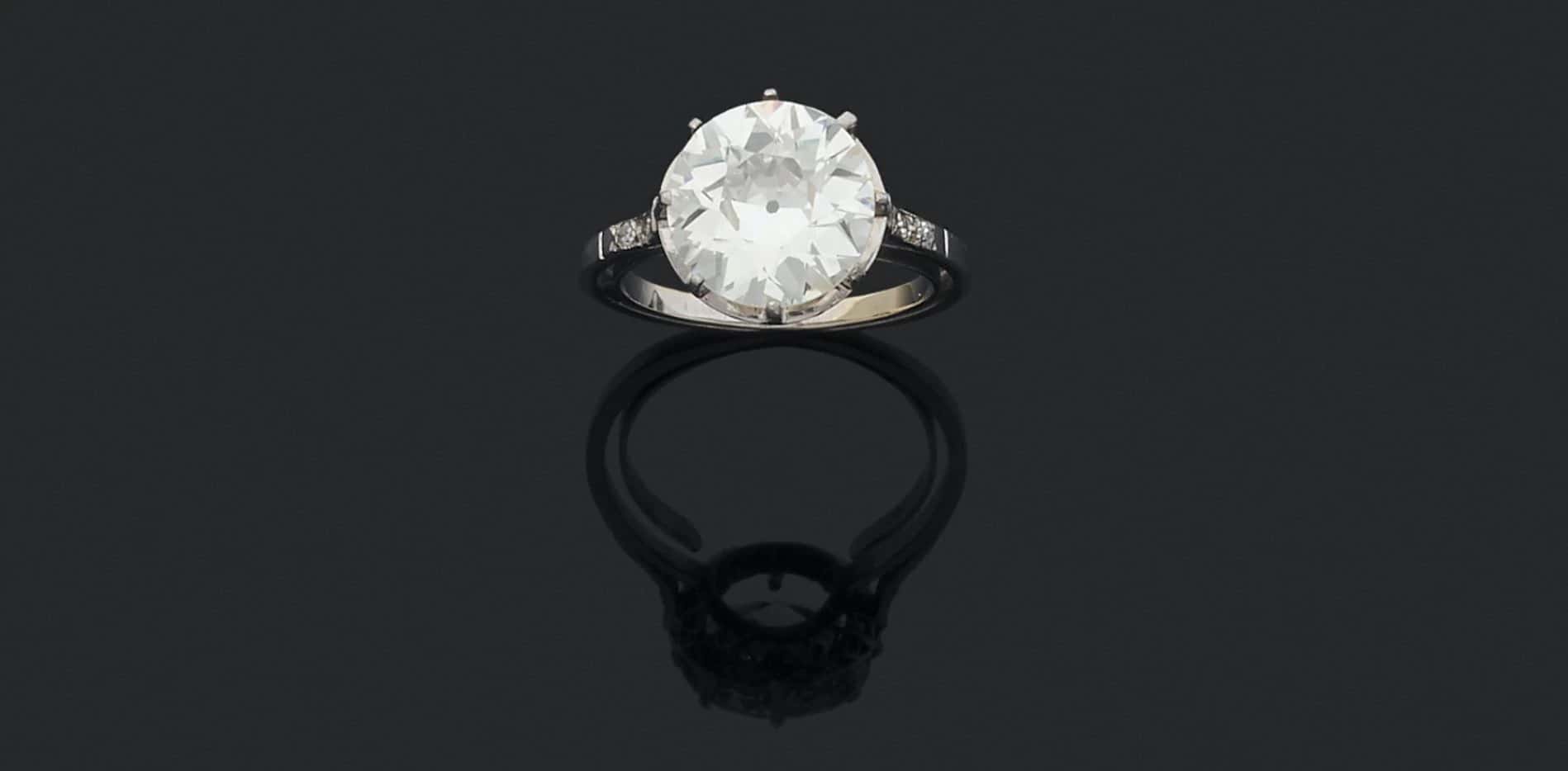 Bague en or gris ornée d'un diamant de 4,36 carats