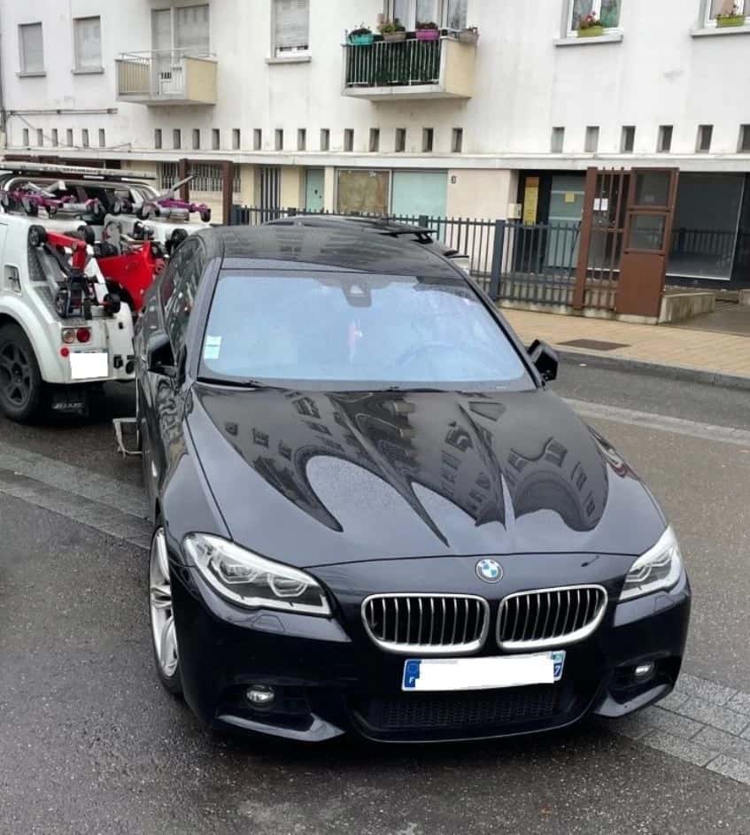 BMW Série 5 noir, année 2014 de 313 cv