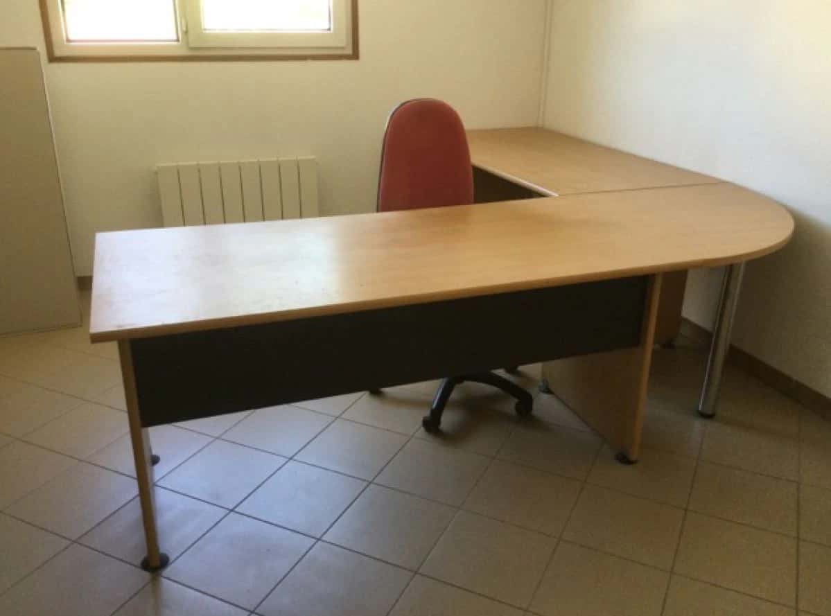 Un bureau d’angle avec chaise steno