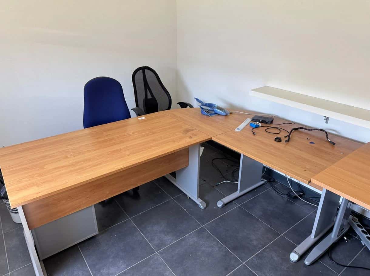 Bureau à angle et droit et 2 fauteuils