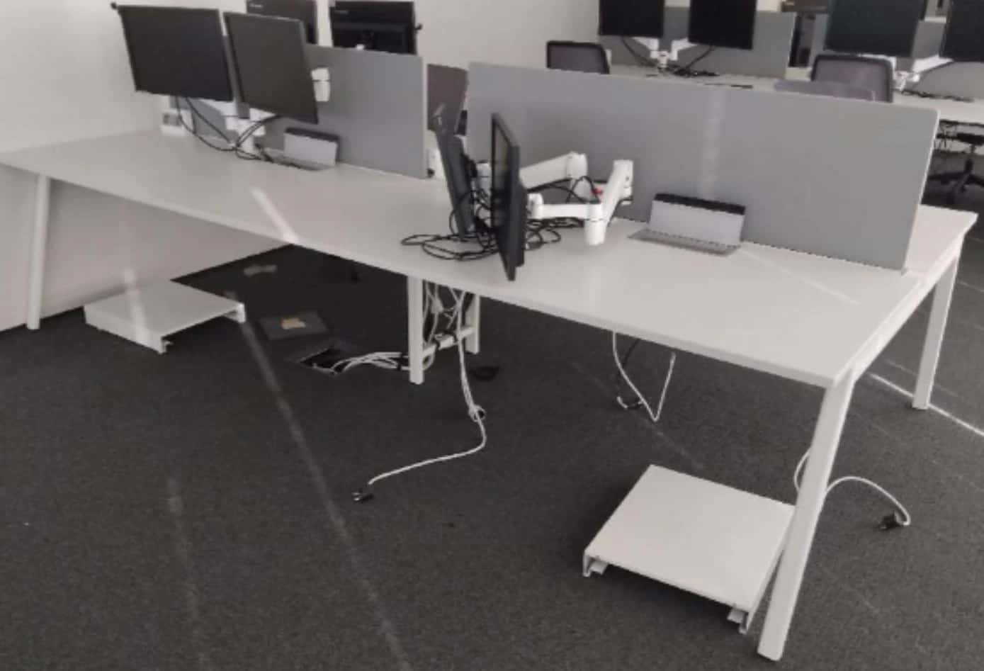 Un bureau bench Haworth de 4 postes de travail