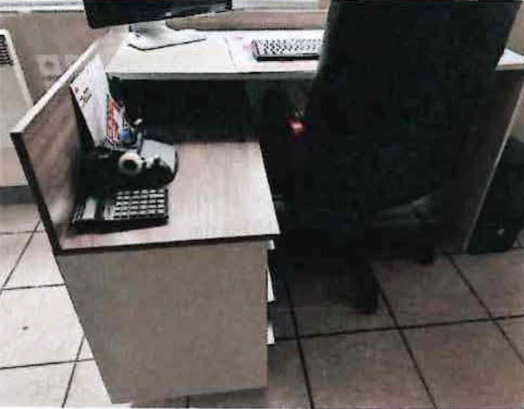 Un bureau en stratifié avec chaise dactylo