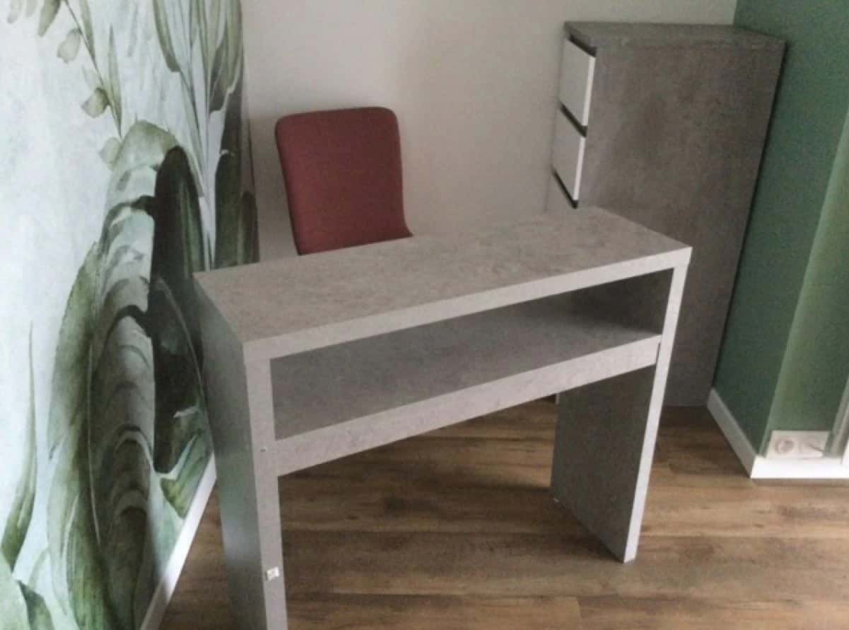 Un bureau de 30x80 cm, une chaise et un meuble à 5 tiroirs