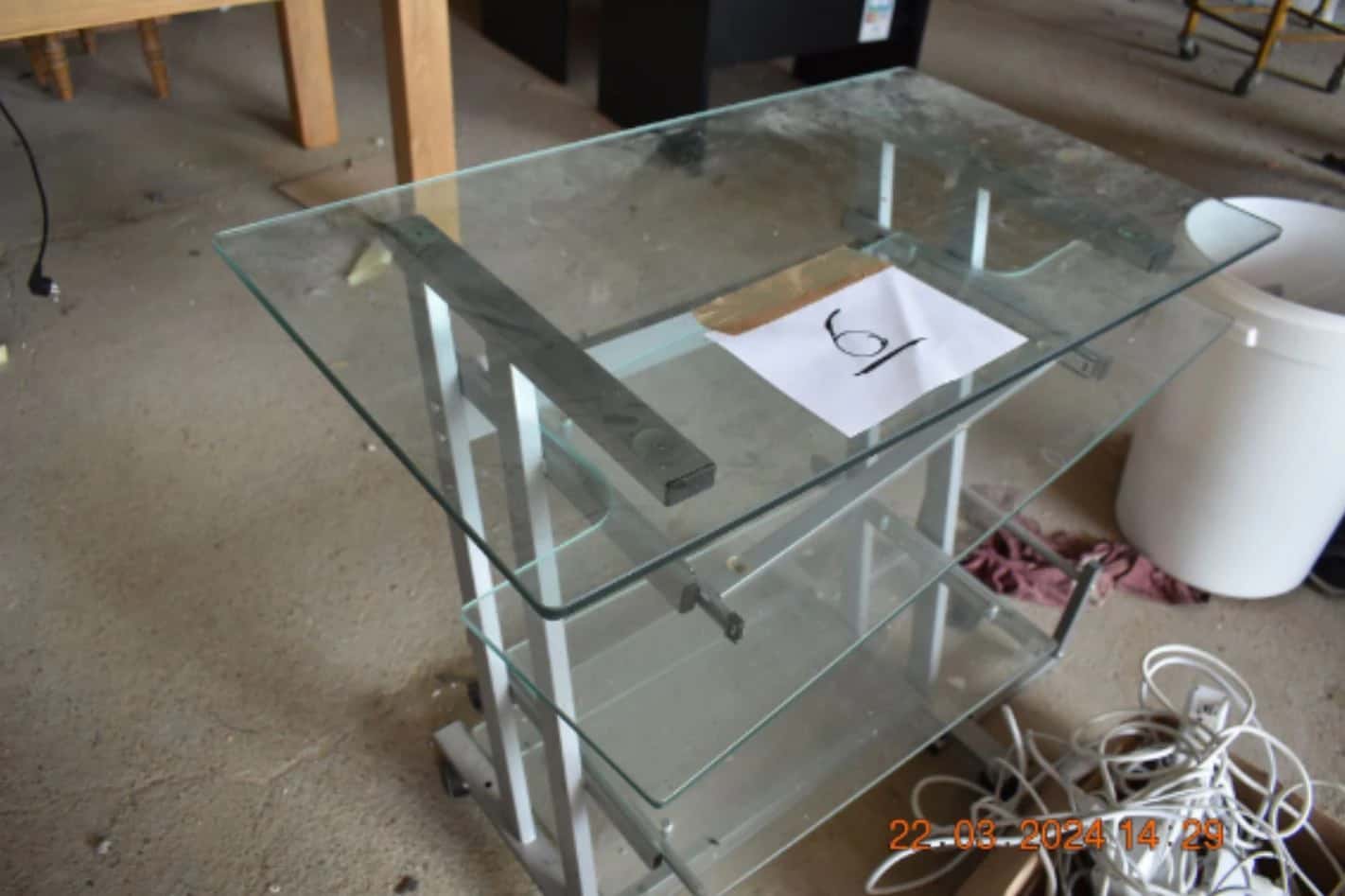 Un bureau en verre sur roulettes