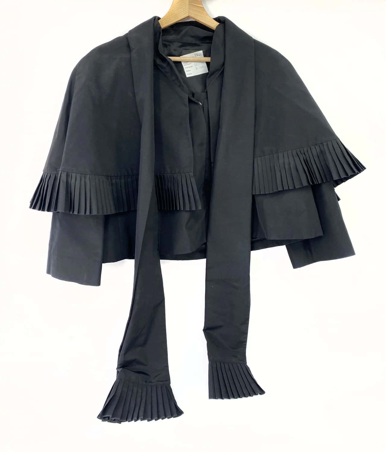 Cape en tissu : CHRISTIAN DIOR, Christian Dior · Tissu à lavallière · Dior · 2017 à Paris — photo 1