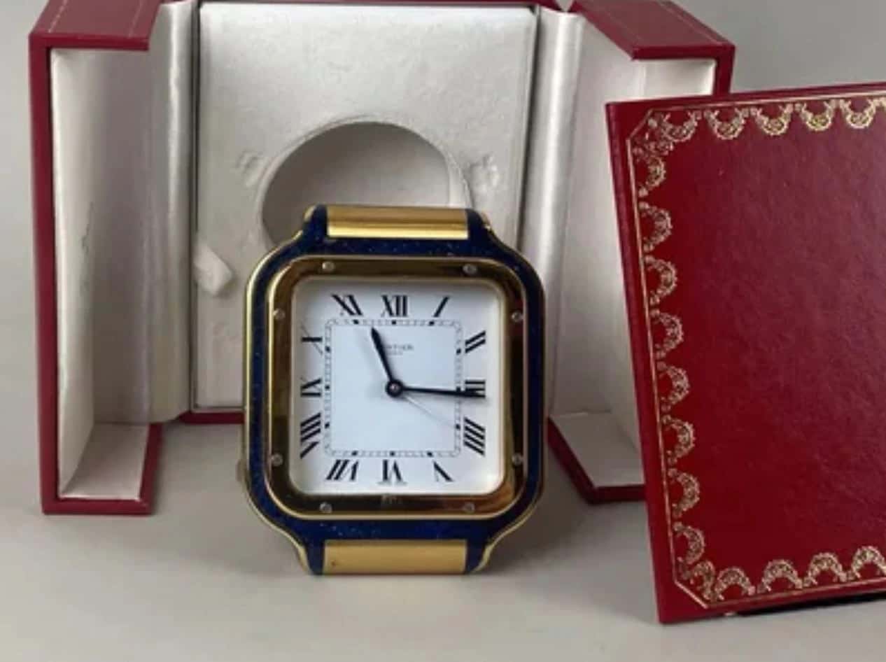 CARTIER : Pendulette de table en bronze doré