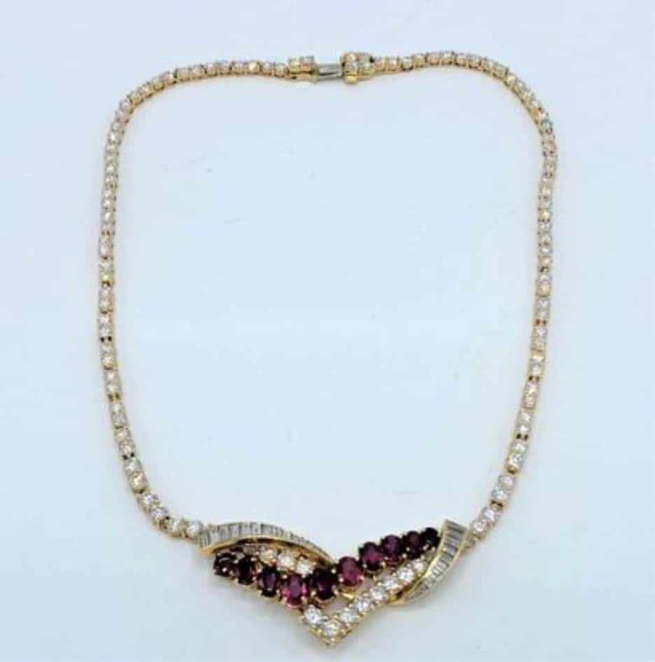 Collier en or jaune 18K de 37 cm de longueur, pesant 30,3g