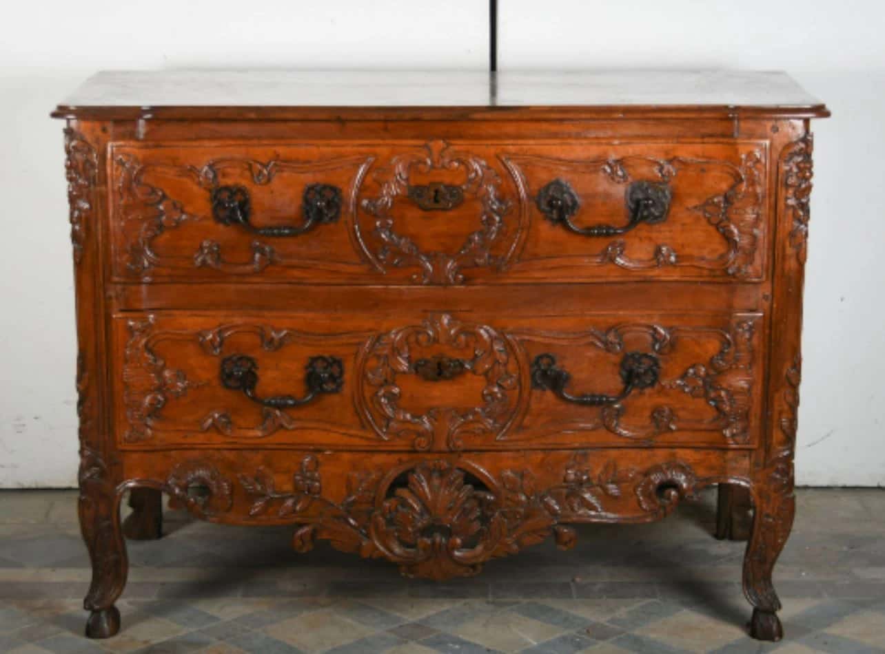 Commode nîmoise du XVIIIè siècle en noyer