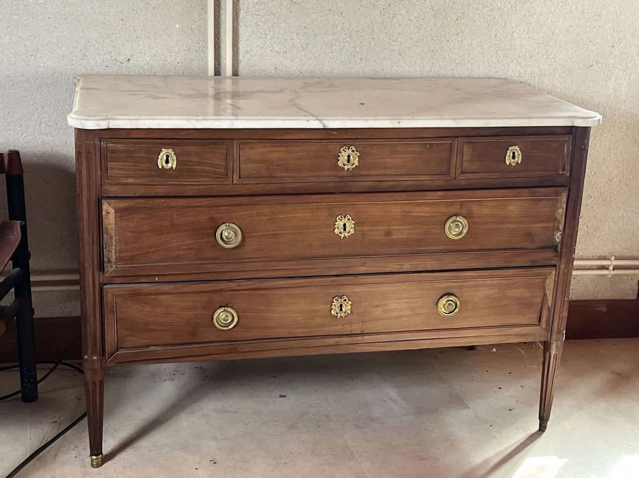 Commode de style Louis XVI en acajou, de 87 x 127 x 61 cm