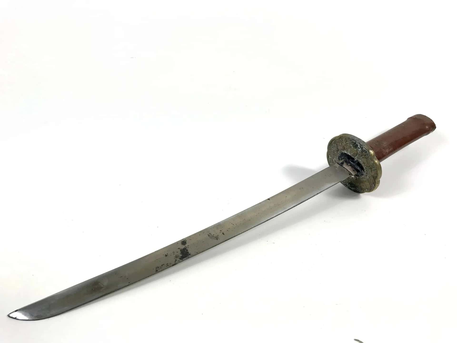 Un couteau et son tsuba en bronze doré