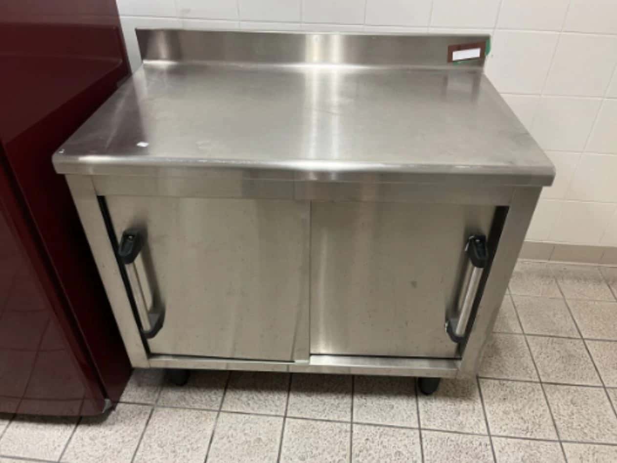 Deux meubles en inox à 2 portes de longueur 100 et 160 cm
