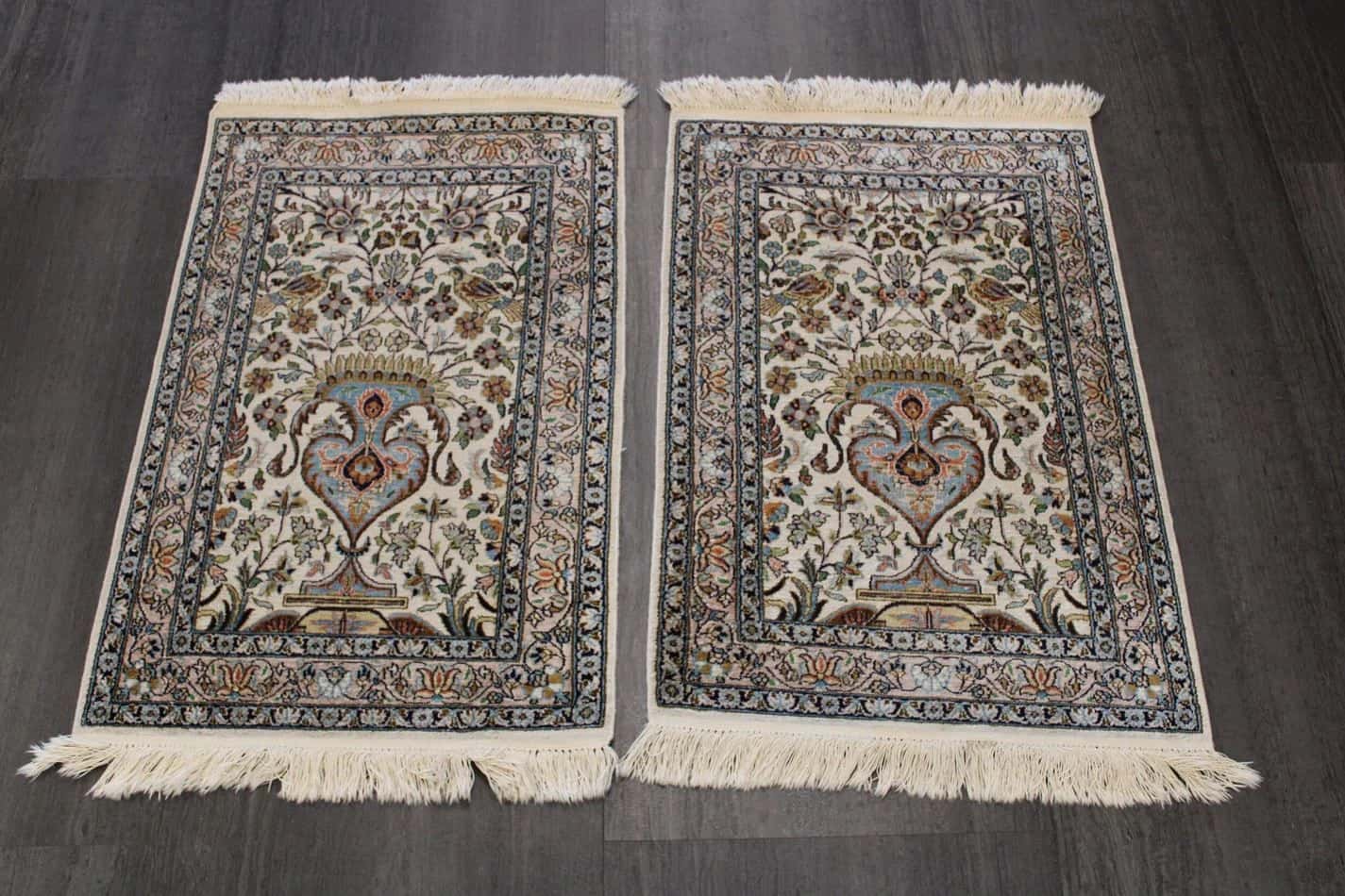 Deux tapis, descente de lit, de 97x60 cm, en soie