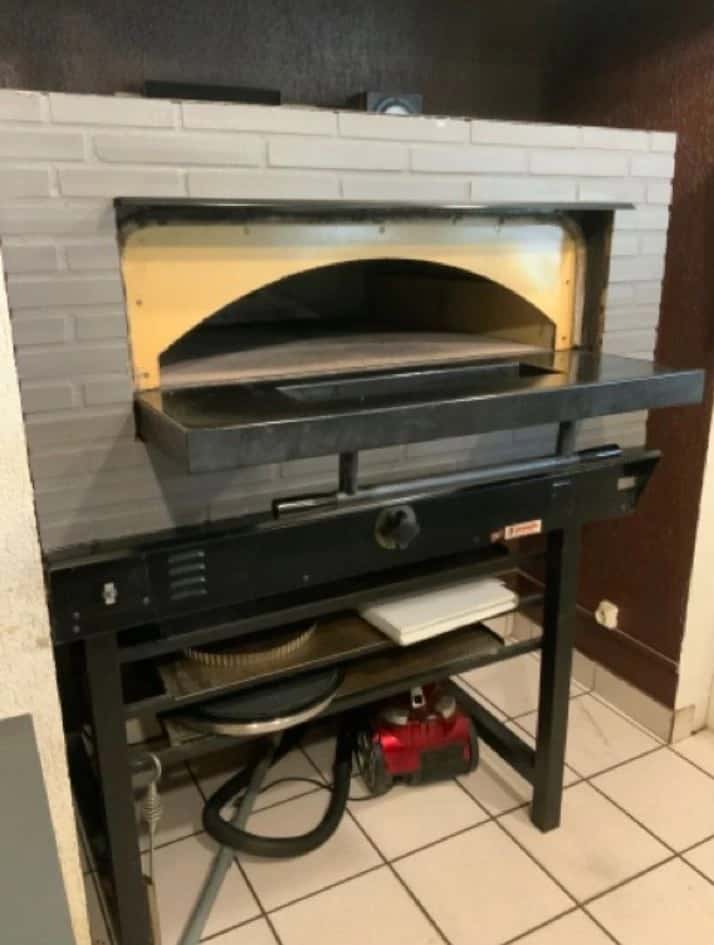 Un four à pizza avec 1 bouche à gaz