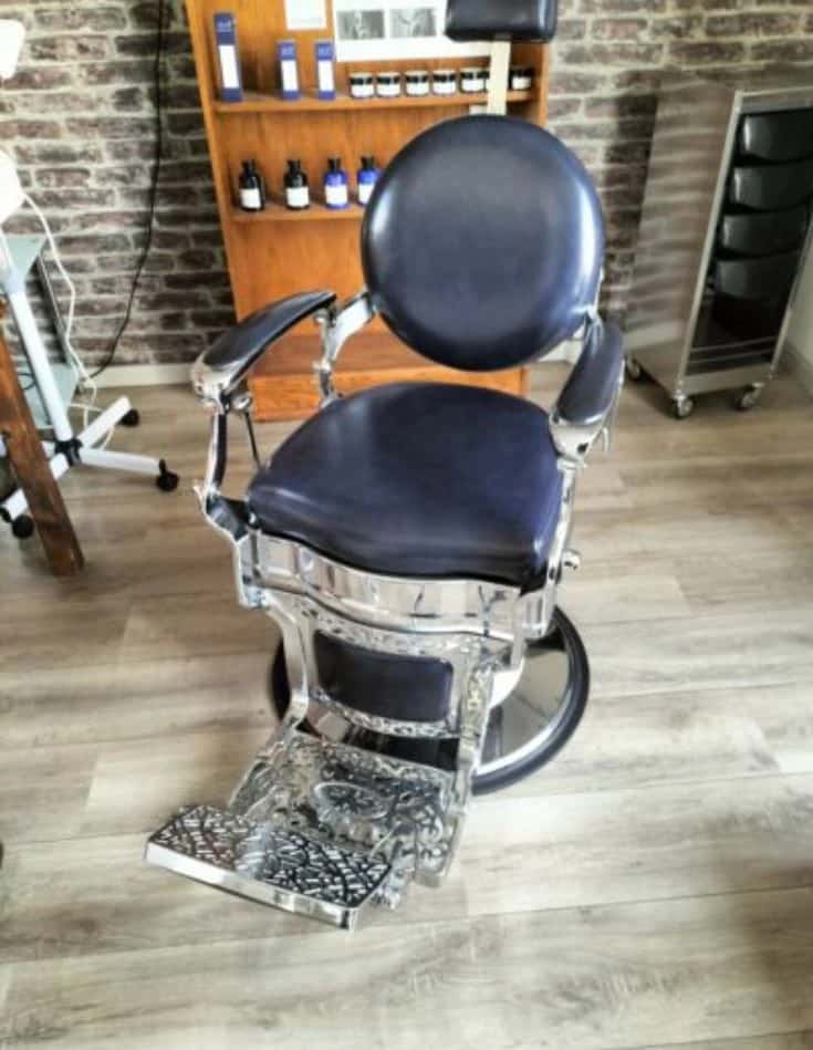 Huit fauteuils de coiffeur noirs