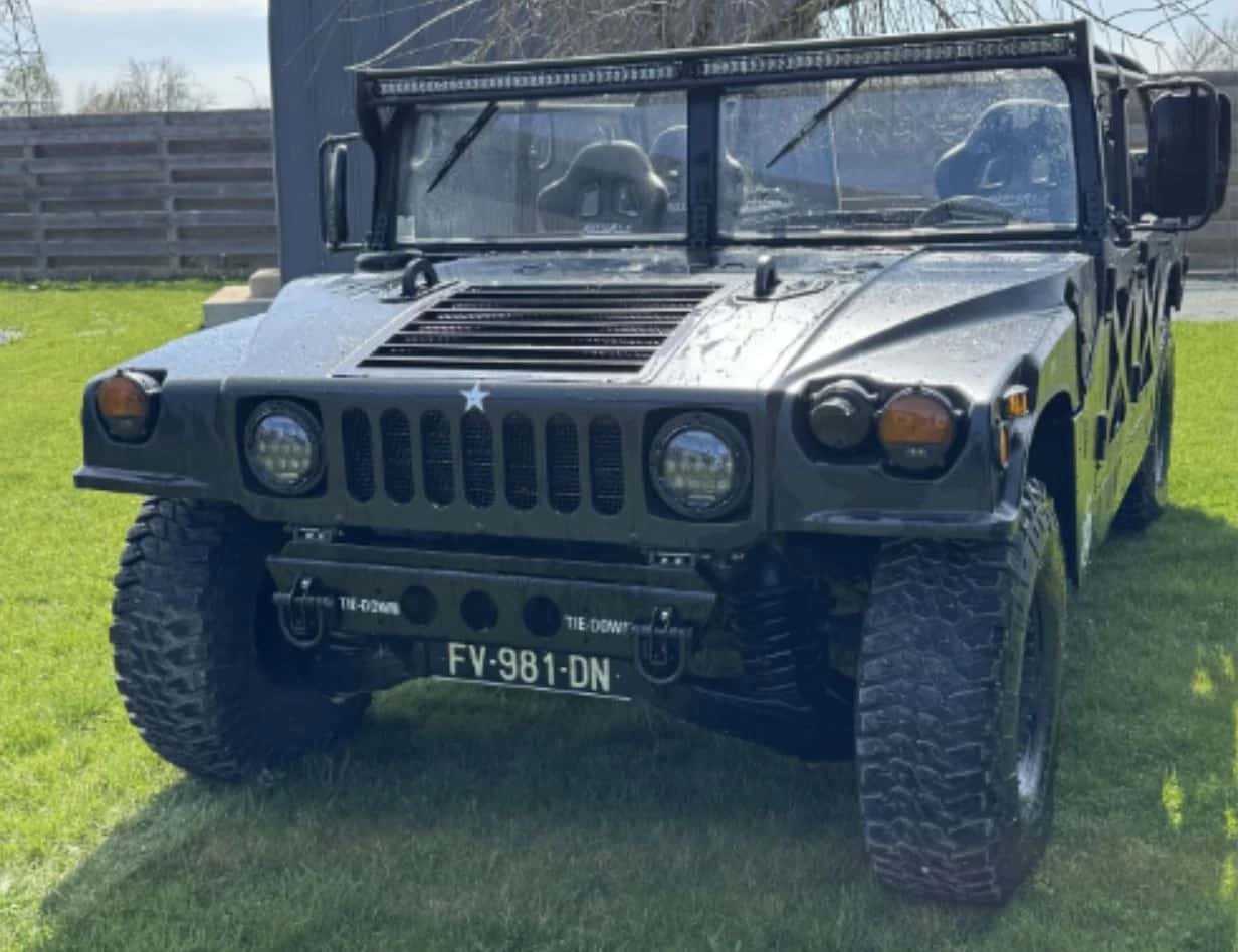 Humvee M998 noir, mis en circulation en 1990