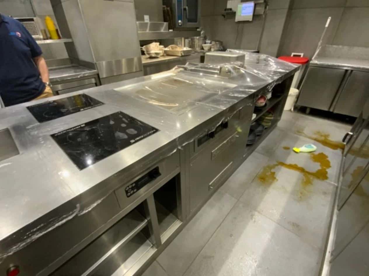1 îlot central en inox à Rouen — photo 1