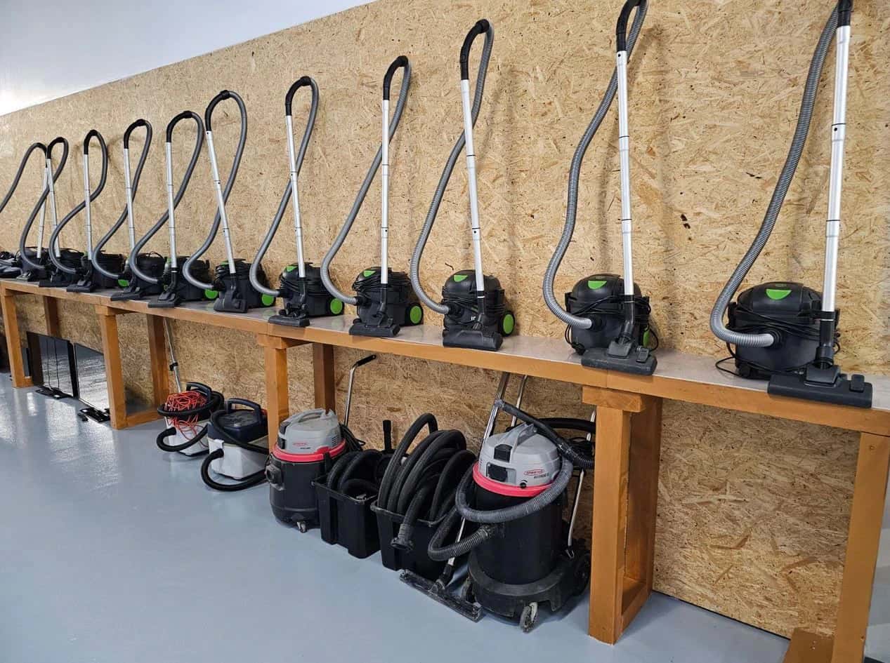 Un lot de 11 aspirateurs avec accessoires