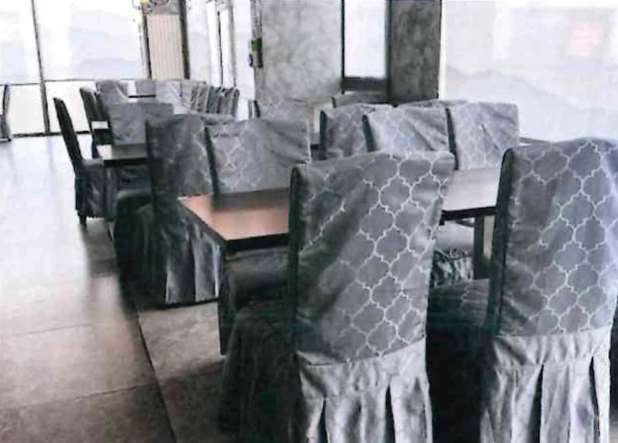 Lot de 130 chaises juponnées