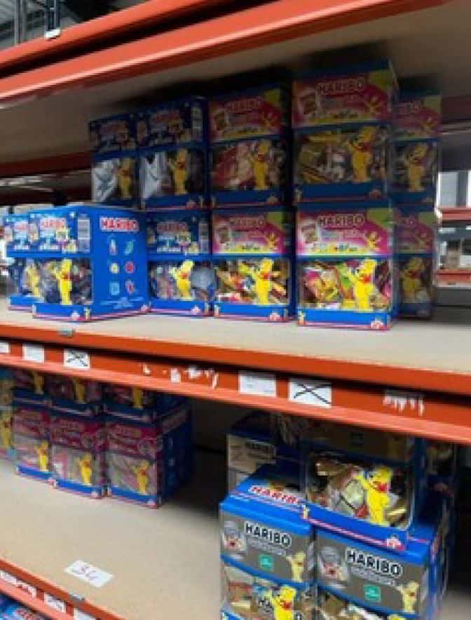 Lot de confiserie et de petits jouets