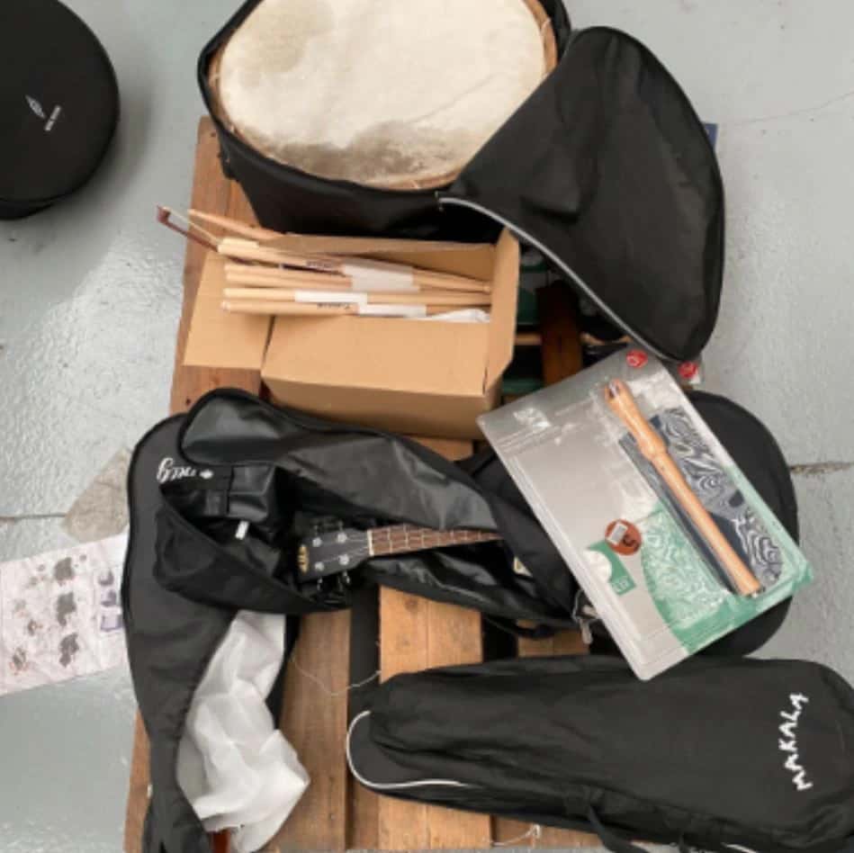Lot de divers instruments de musique