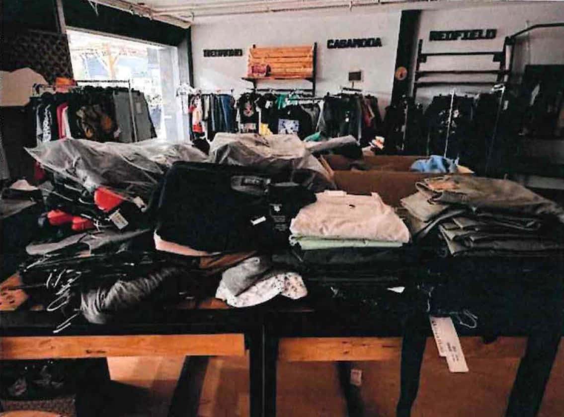 Un lot important de vêtements pour hommes