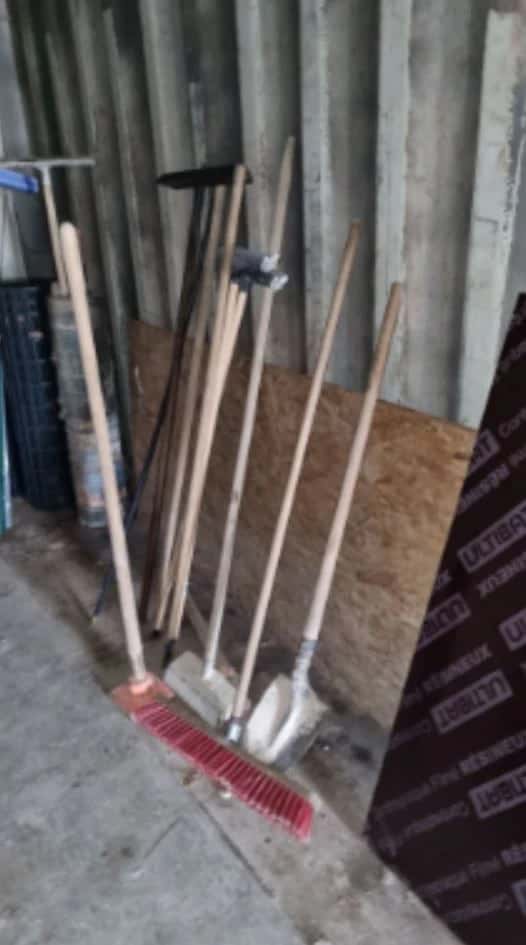 Lot pelles, balai, pioche