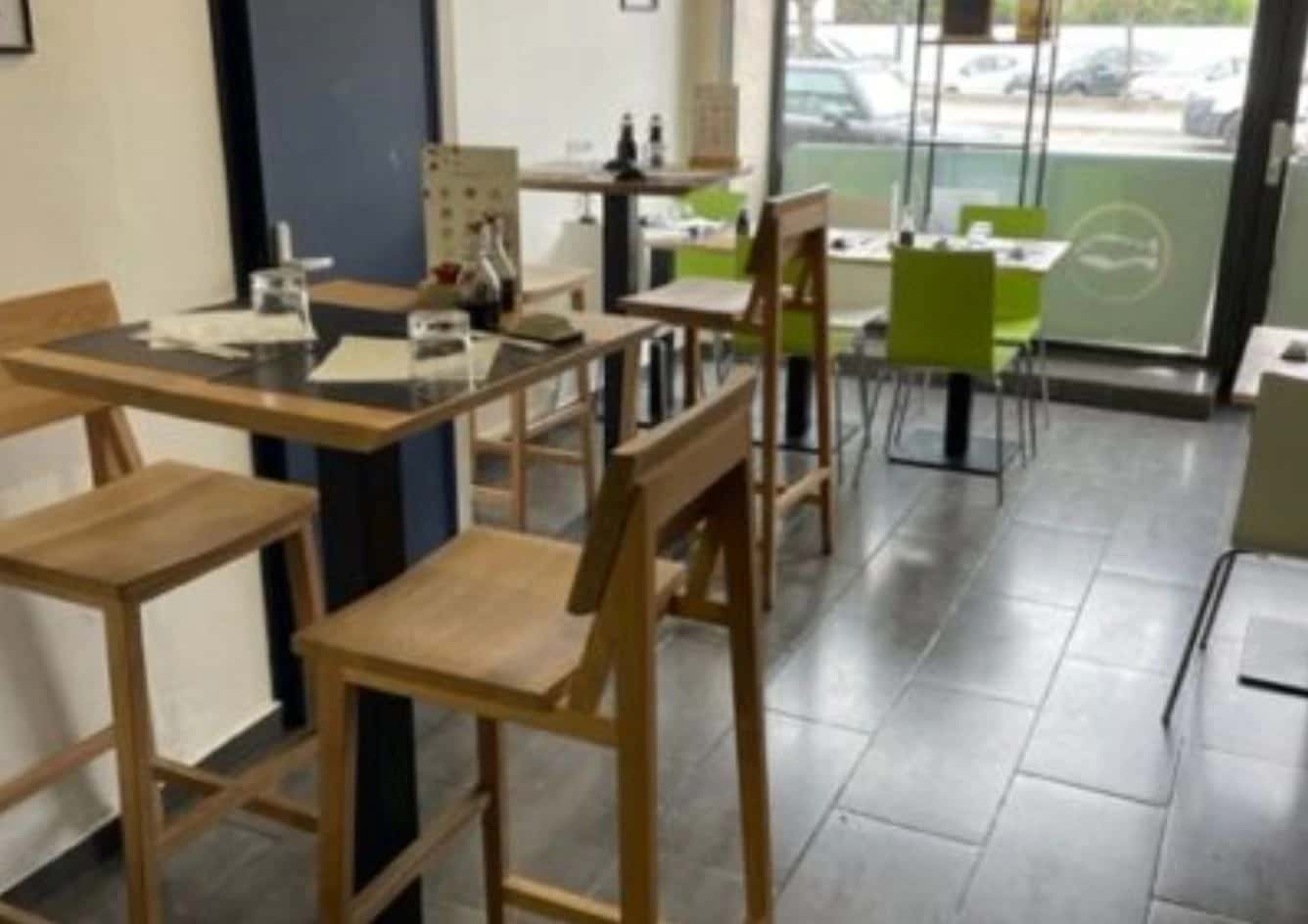 Lot de tables, chaises et cadres