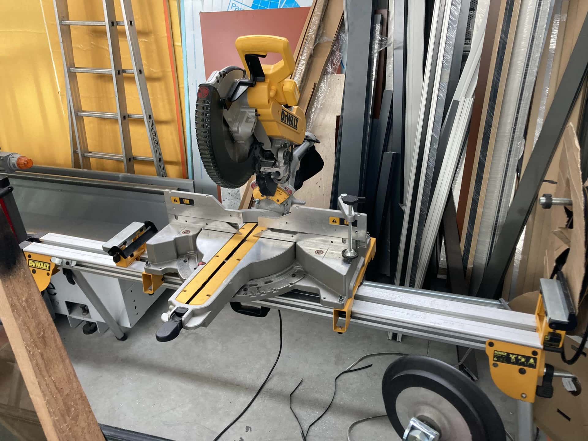Machine découpe aluminium DEWALT