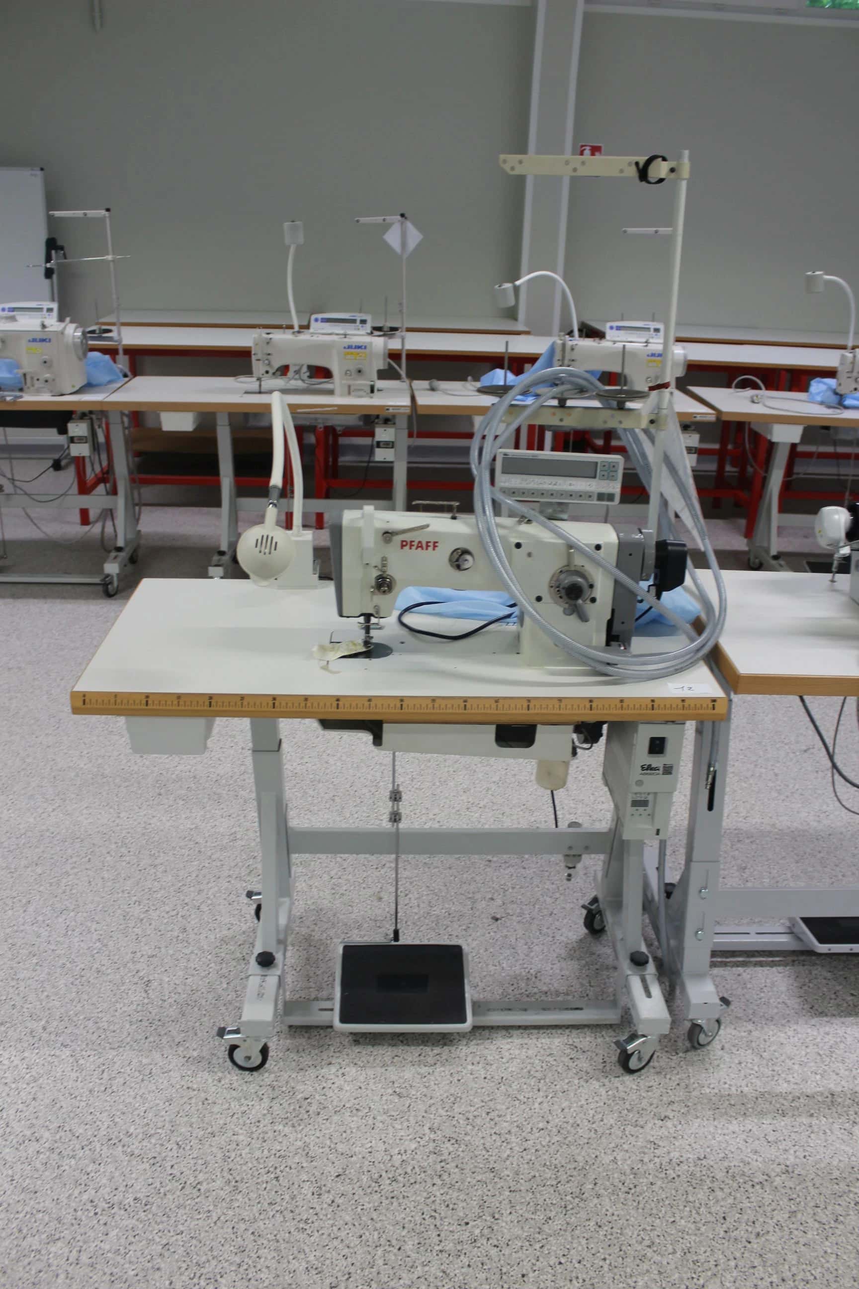 1 machine PFAFF zig-zag n°36306018 avec table…