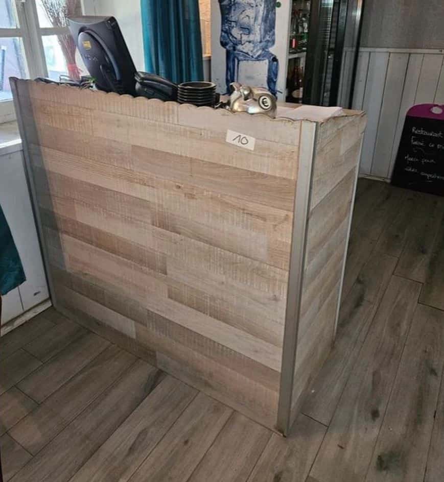 Un meuble comptoir en bois à Anduze