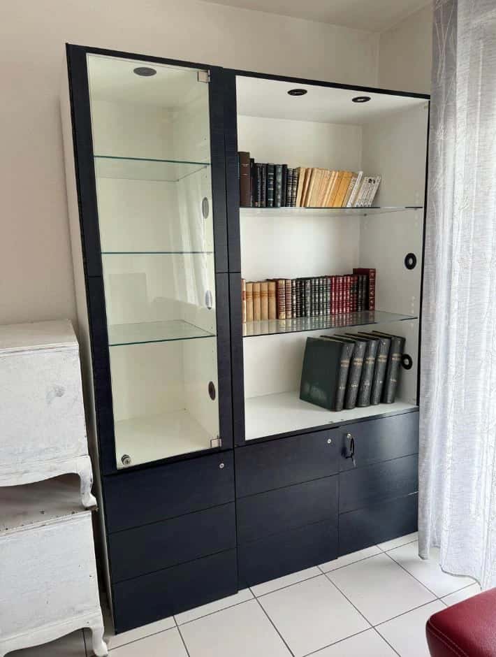 1 meuble vitrine de L : 150 cm et H : 200 cm