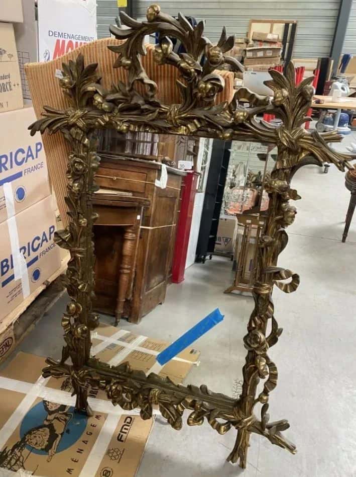 Un Miroir en bois doré à Besançon au dos