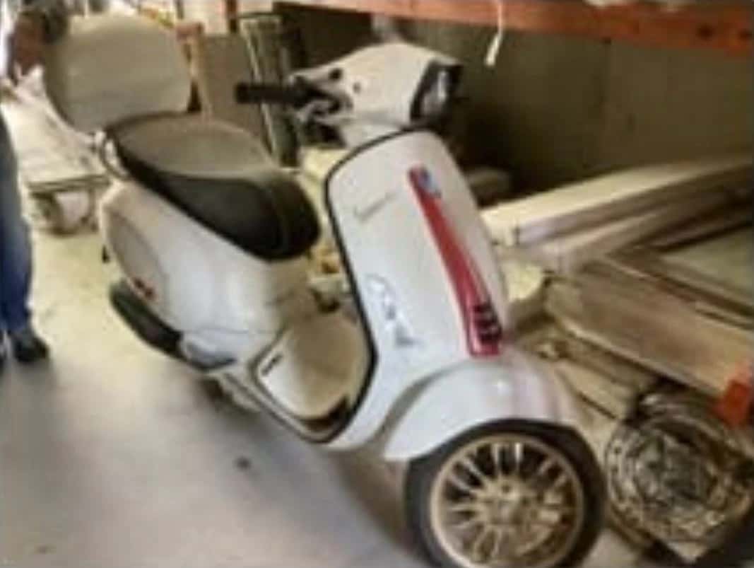 Moto scooter Vespa, blanche