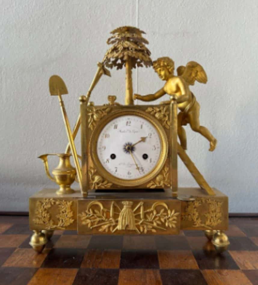 Pendule en bronze doré de l'époque Empire