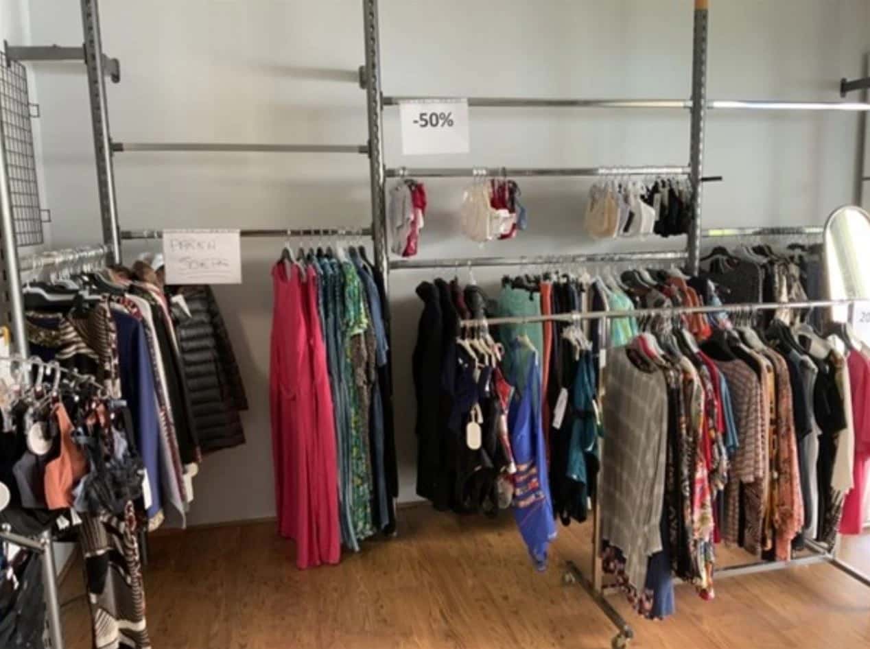 Petit stock de prêt à porter féminin