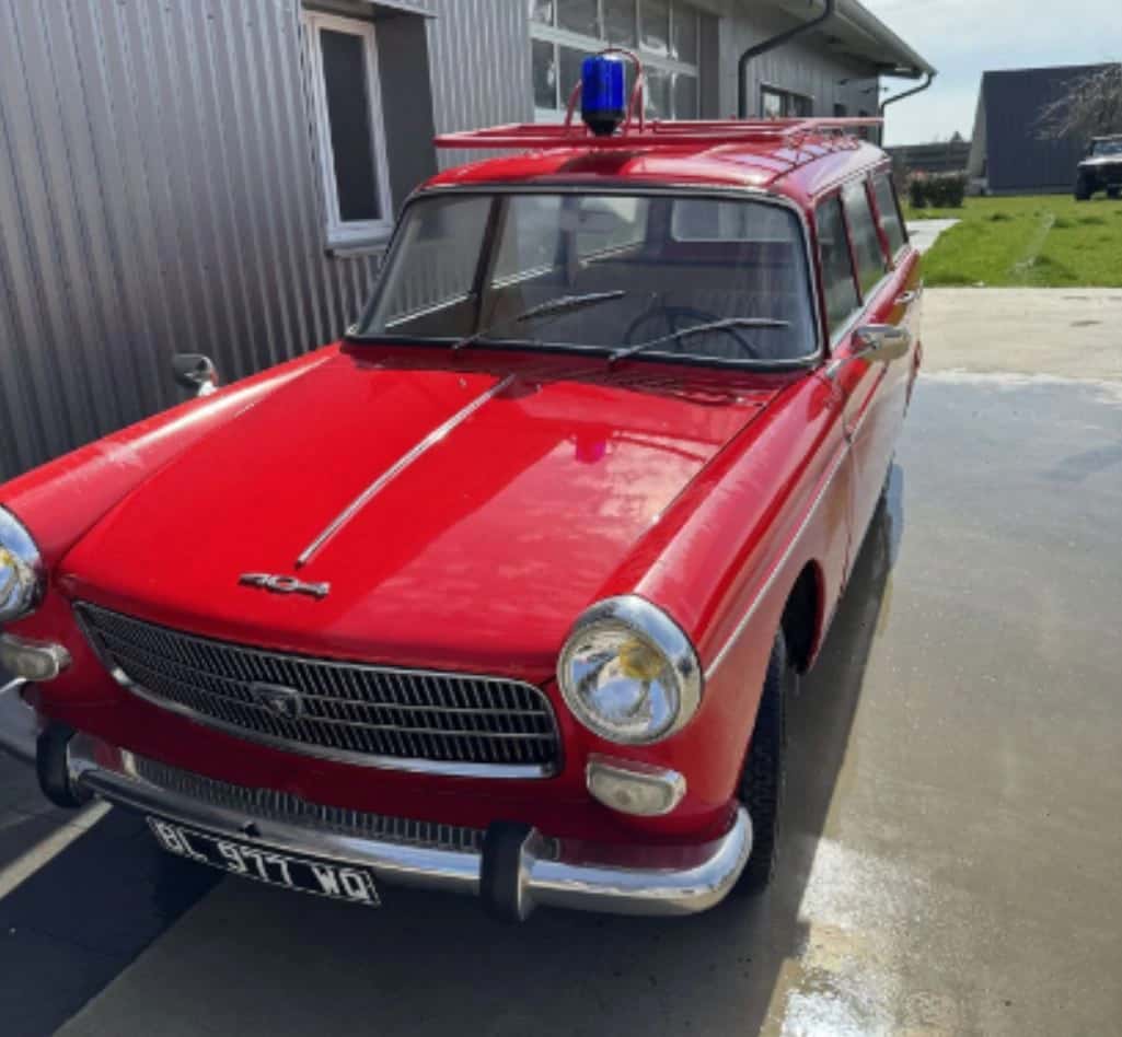 Peugeot rouge 404 break, avec 1483 km au compteur