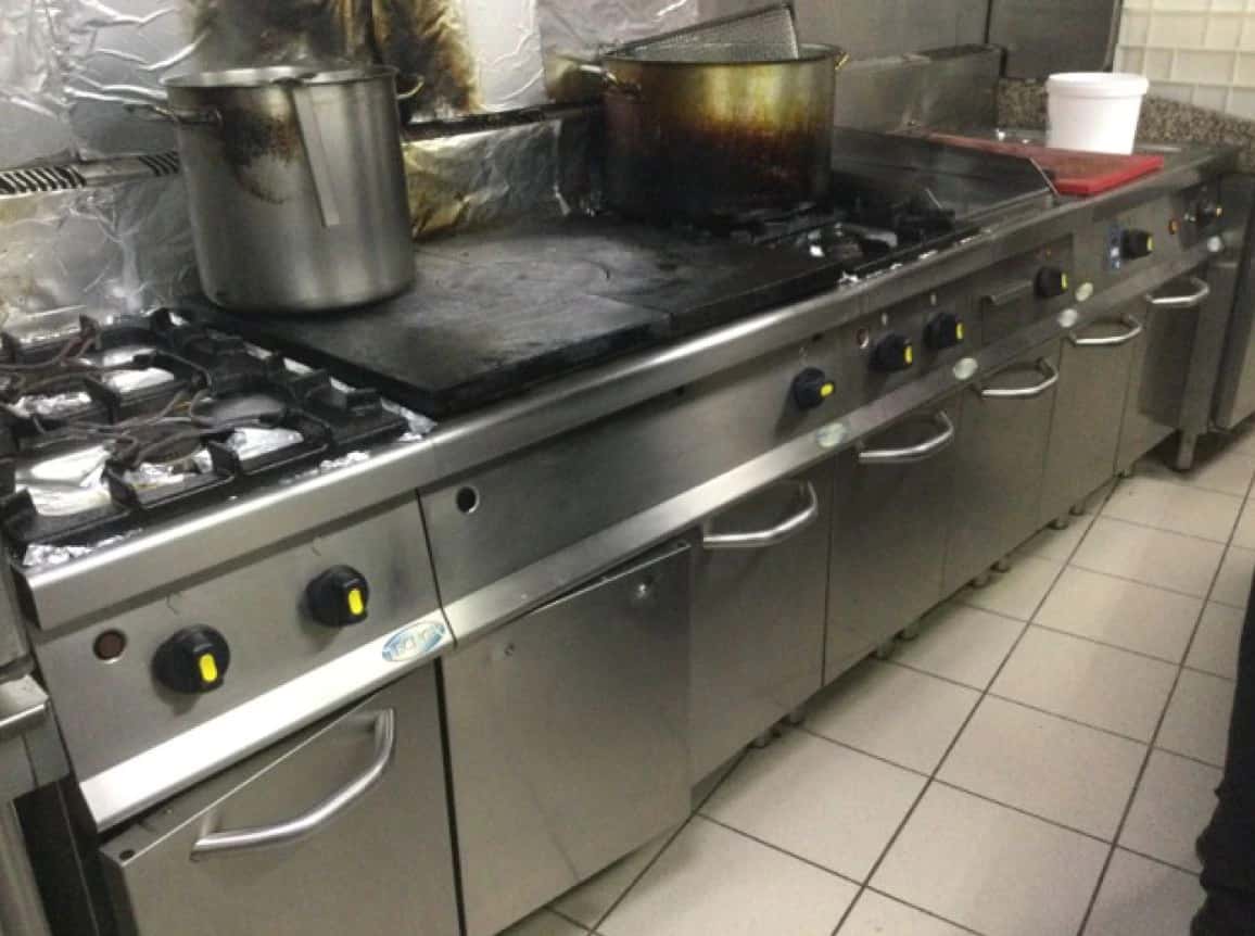 Un piano 6 éléments gaz de 280 cm environ