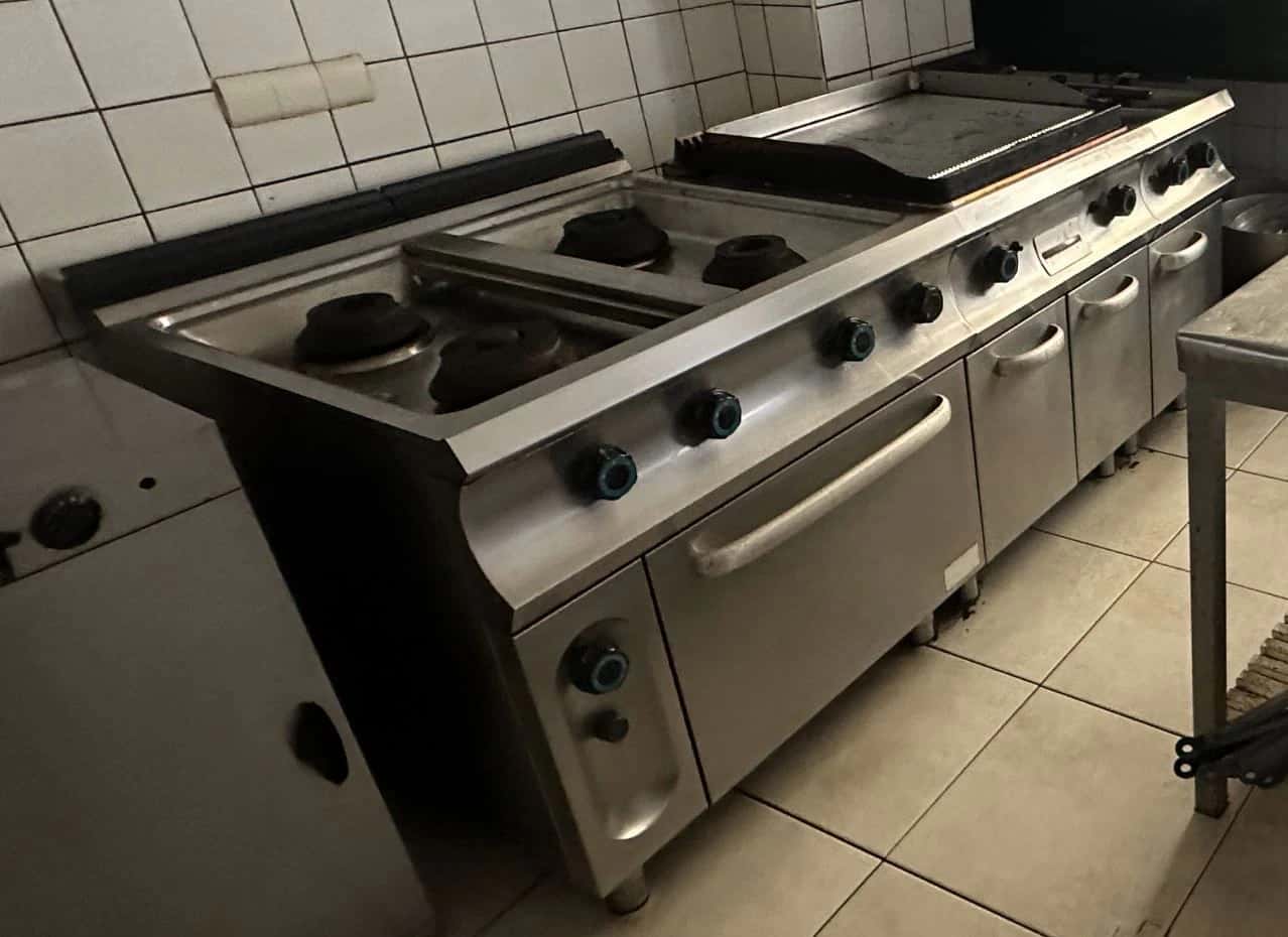 1 Piano 4-feux, 1 plancha et 1 friteuse