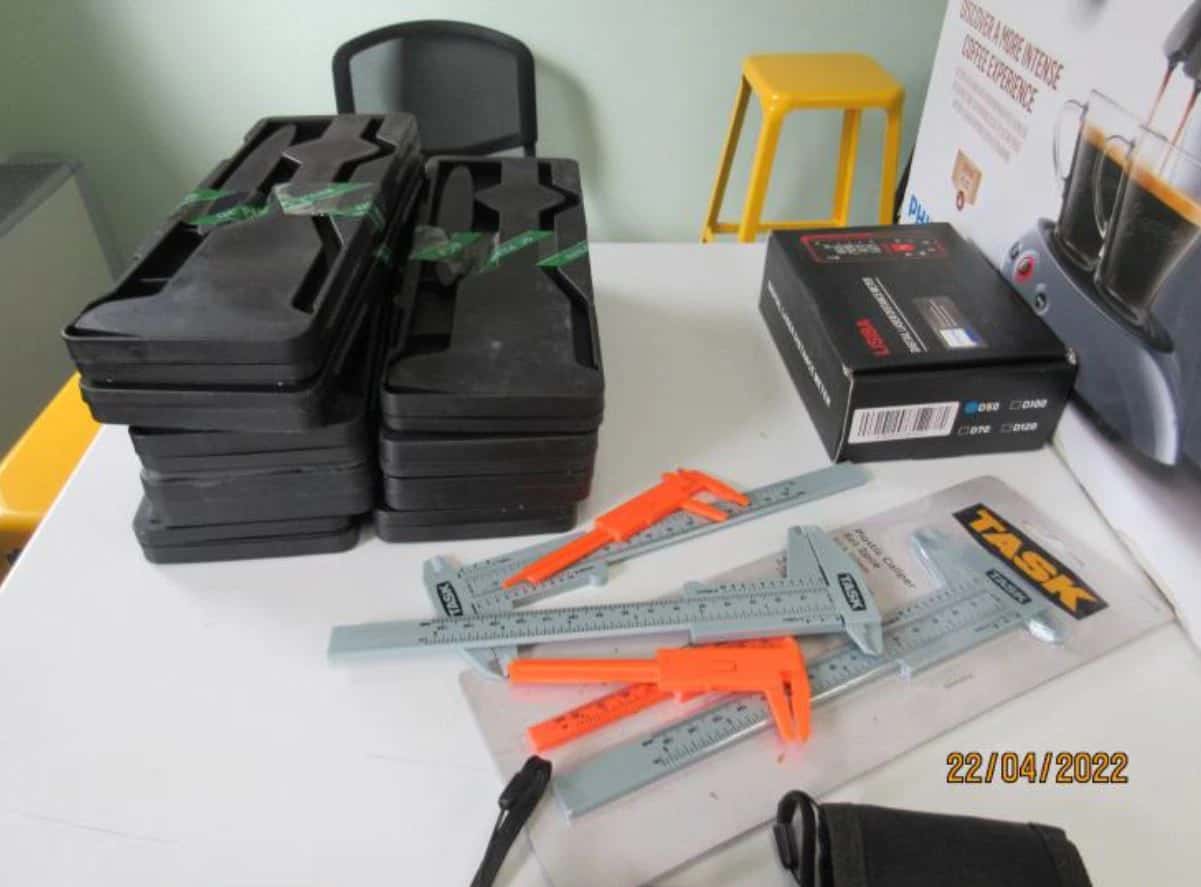 Pieds a coulisse : 9 métal task et 6 plastique