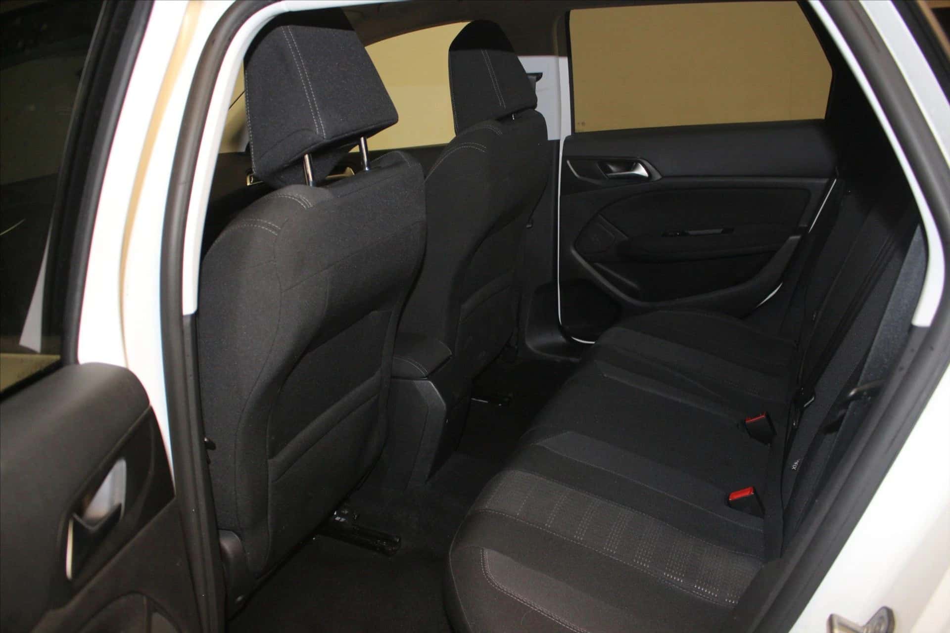 308 SW 1.2 PureTech 130ch S&S EAT6 Allure, PEUGEOT · 2015 · 138 914 km · Essence à Caudan — photo 1