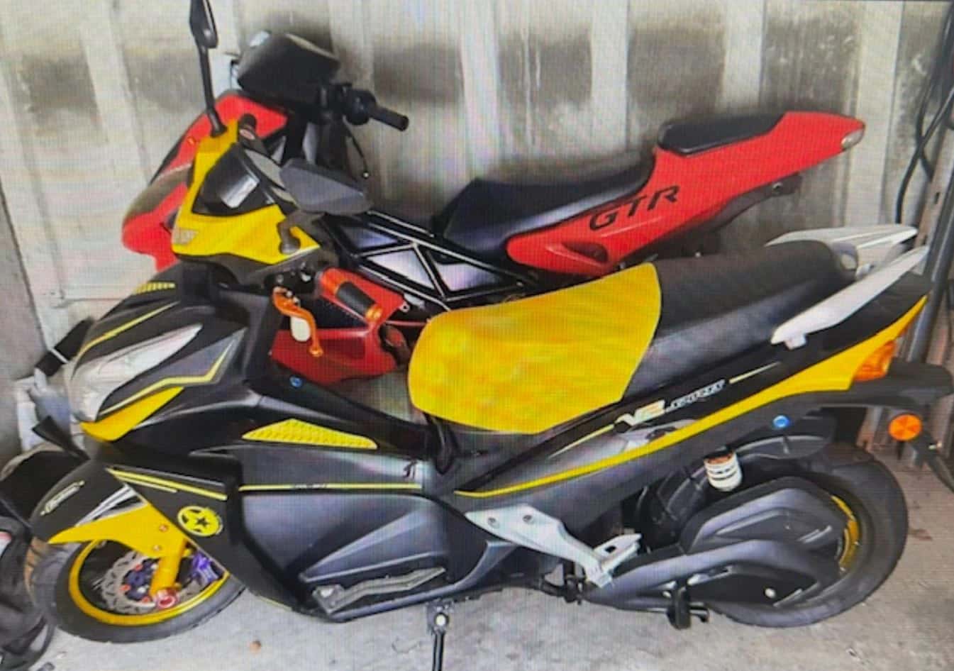 1 Scooter et 1 moto 125 CC
