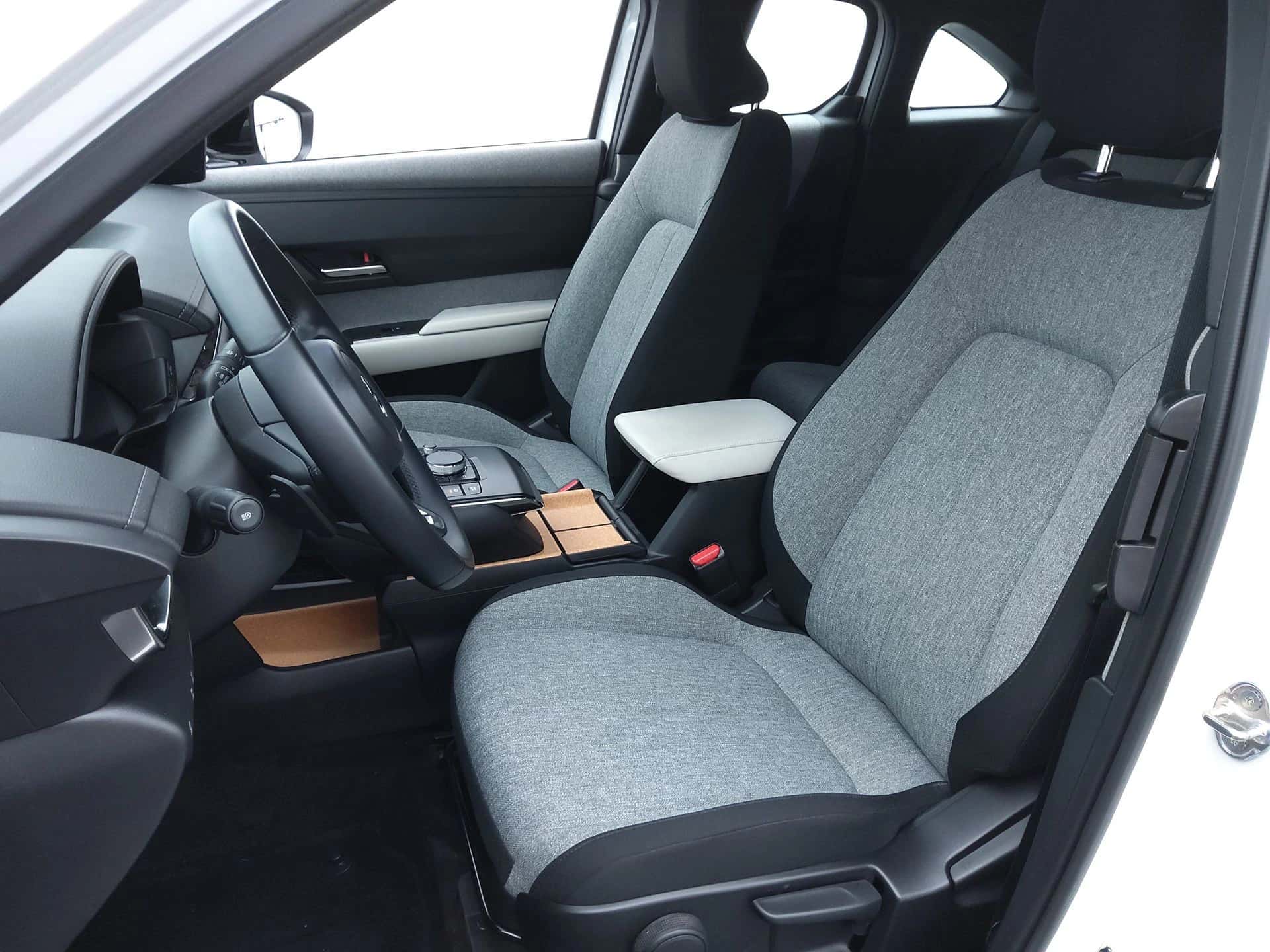 MX-30 e-Skyactiv 145 ch, MAZDA · 2023 · 14 931 km · Electrique à Bassens — photo 1