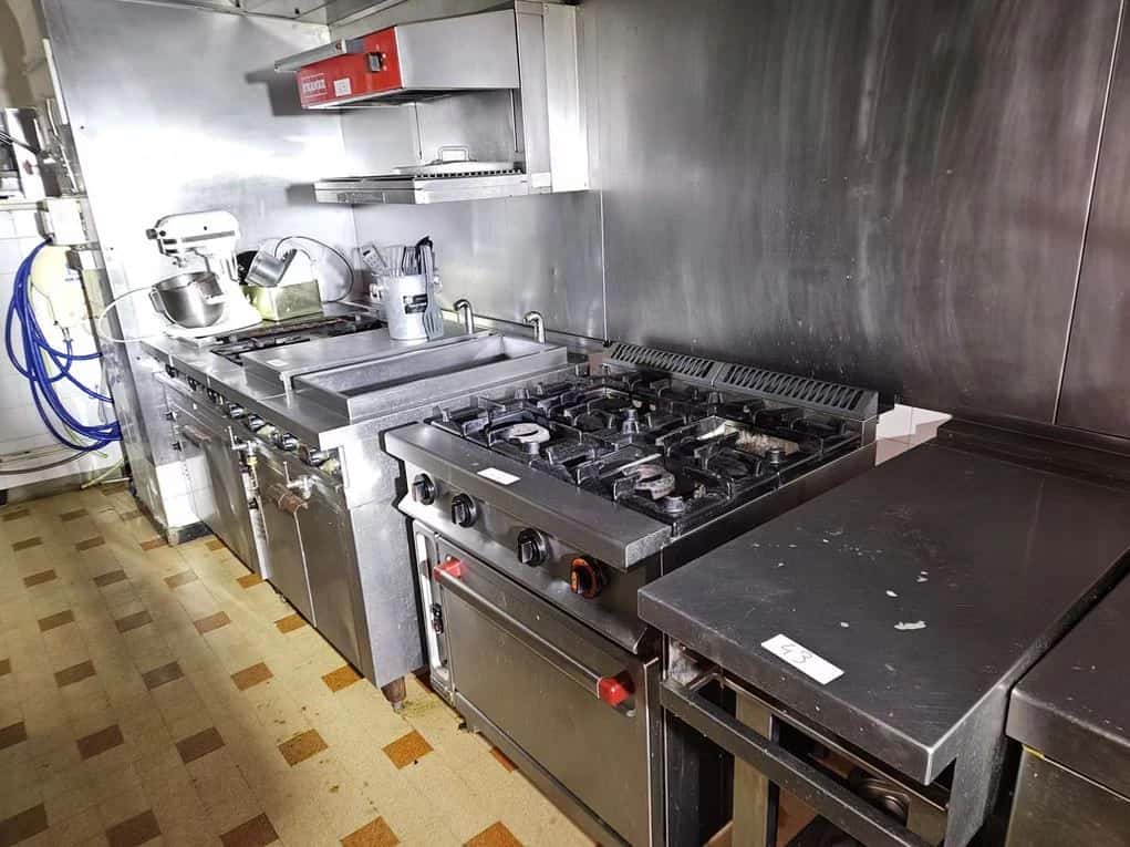 1 table et 2 bains-marie avec rangements