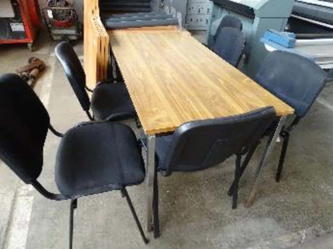 Table bureau avec 6 chaises de réunion