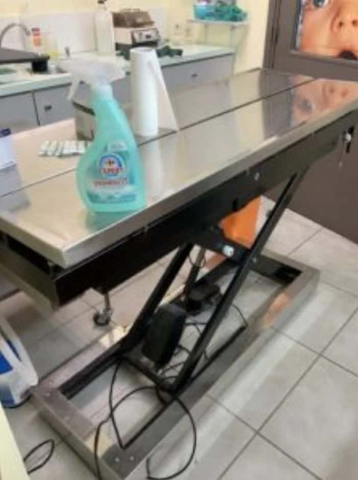 Table de chirurgie motorisée inclinable