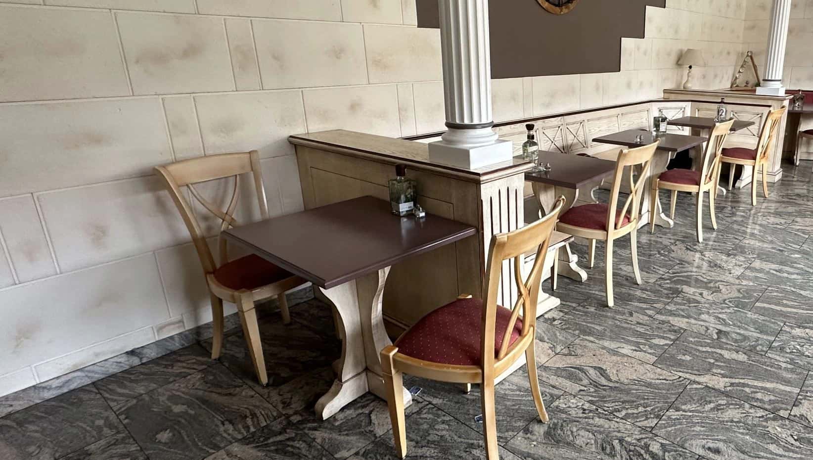 9 tables carrés