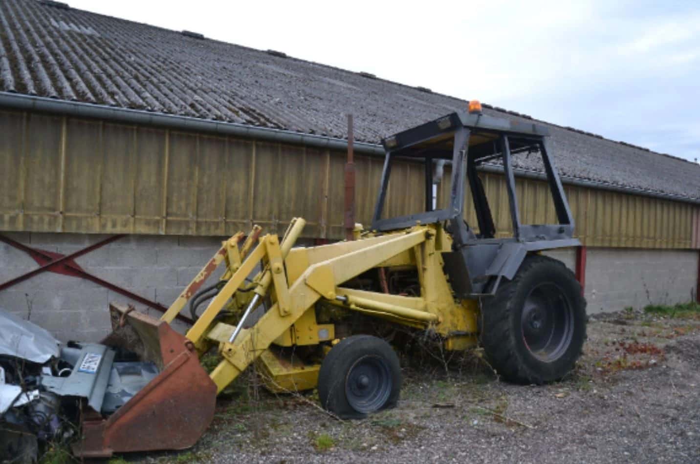 Un tracteur et un tractopelle de 30 ans d'âge