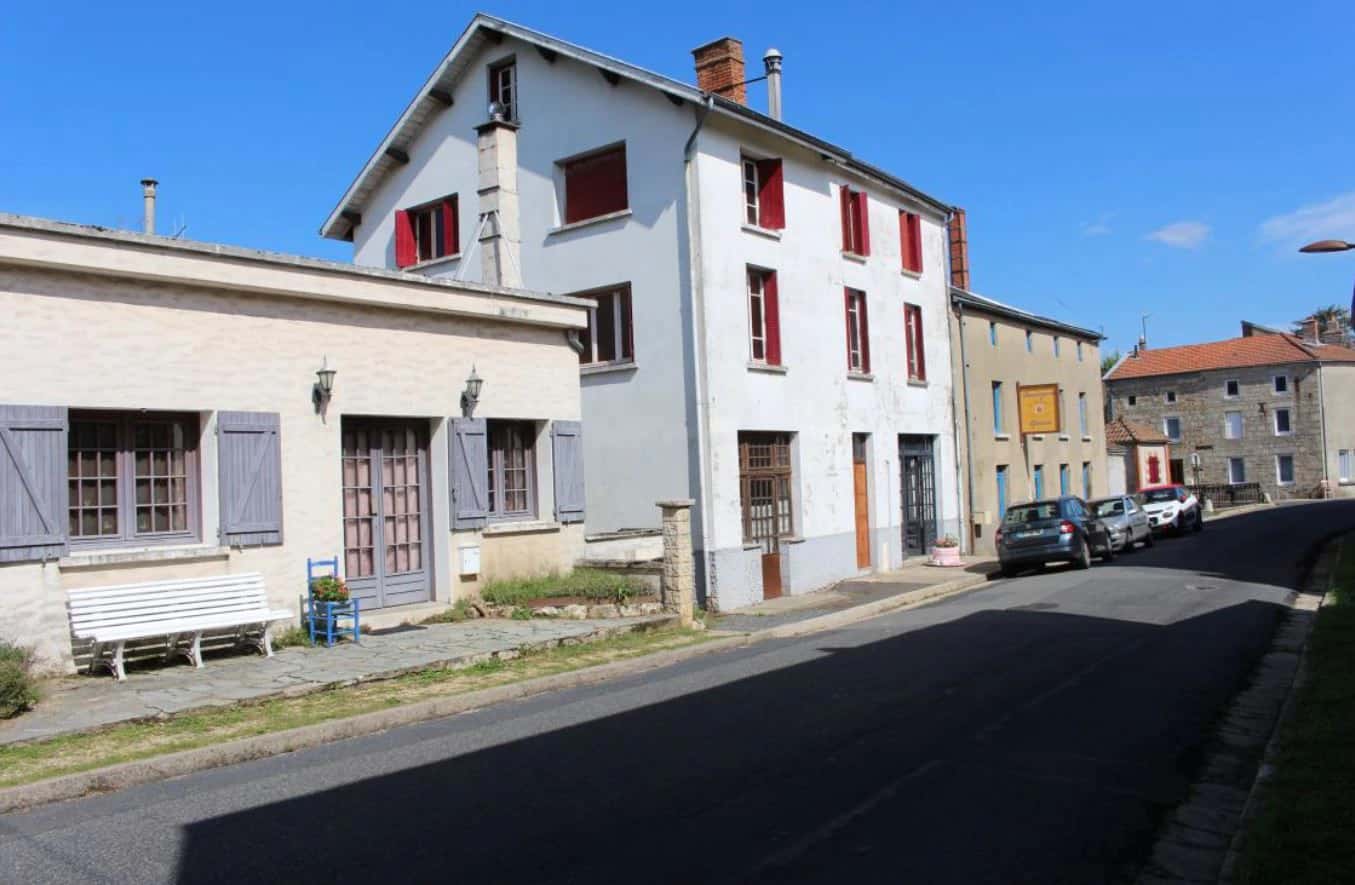 Une maison de 6 chambres à Lachaux